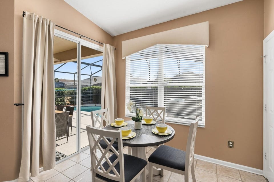 House, 4 Bedrooms | Dining