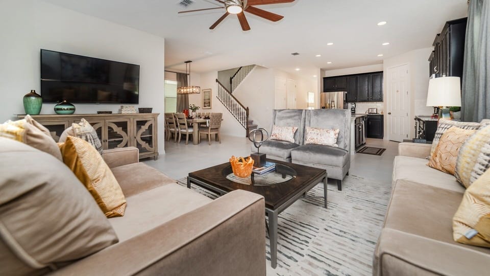 House, 5 Bedrooms | Living area