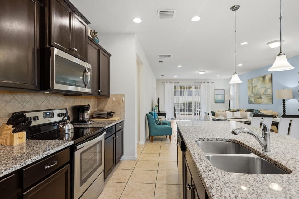House, 6 Bedrooms | Private kitchen | Coffee/tea maker, fridge, oven, toaster
