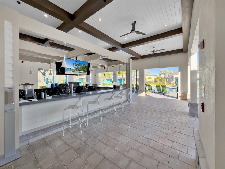 Townhome, 5 Bedrooms | Bar (on property)