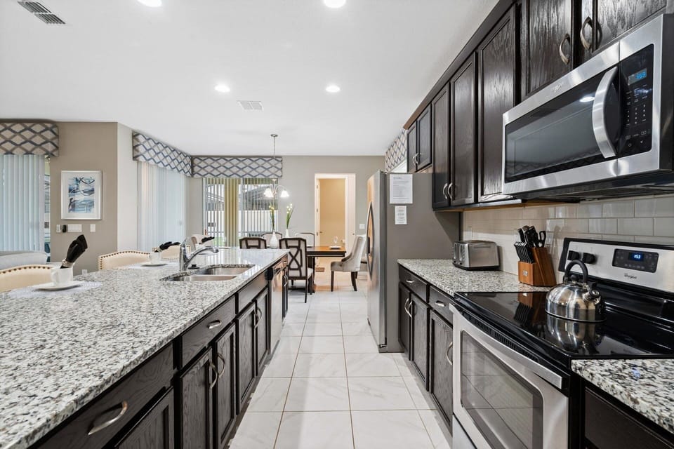 House, 6 Bedrooms | Private kitchen | Coffee/tea maker, fridge, oven, toaster