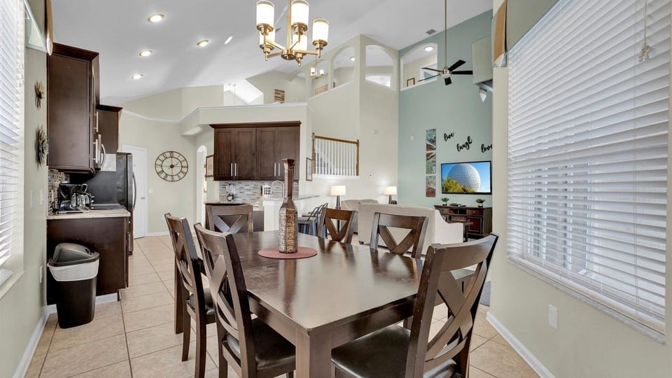 House, 5 Bedrooms | Dining