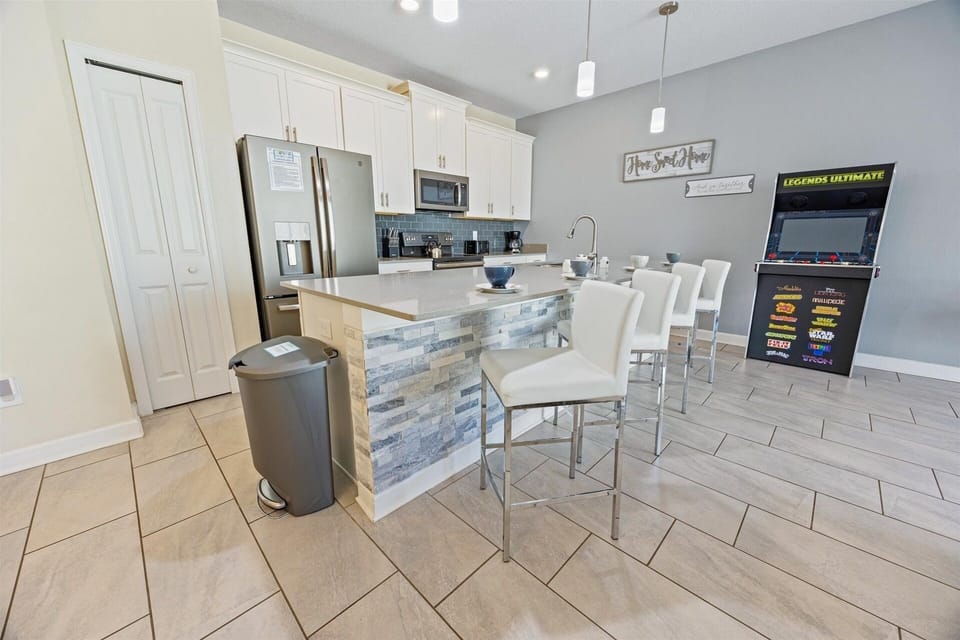 Townhome, 4 Bedrooms | Private kitchen | Fridge, oven, coffee/tea maker, toaster