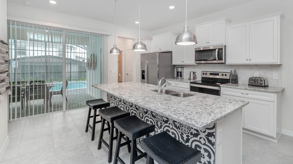 House, 5 Bedrooms | Private kitchen | Fridge, oven, coffee/tea maker, toaster