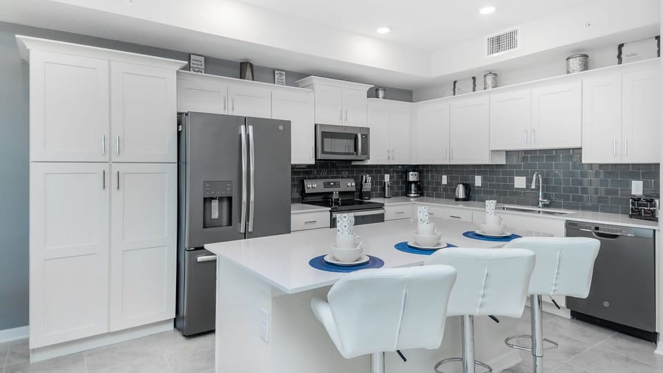 Condo, 2 Bedrooms | Private kitchen | Fridge, oven, coffee/tea maker, toaster