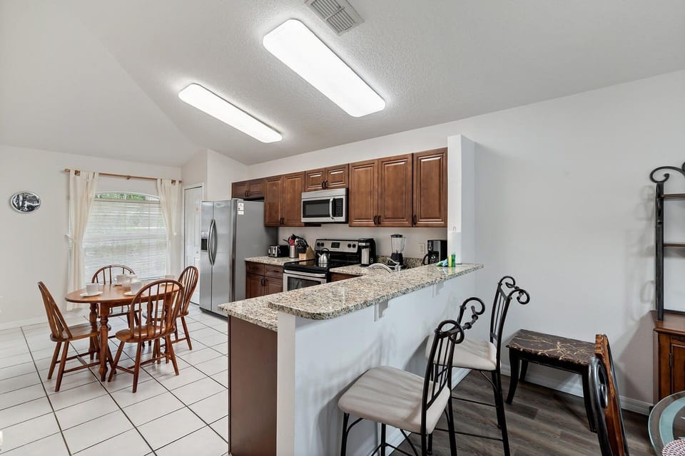 Room, 4 Bedrooms | Private kitchen | Coffee/tea maker, fridge, oven, toaster