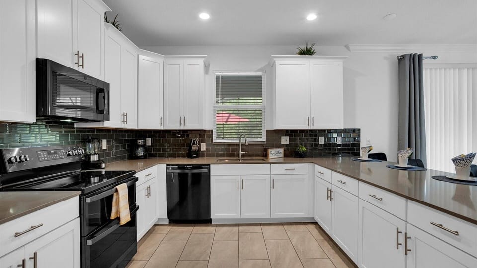 House, Multiple Bedrooms | Private kitchen | Fridge, oven, coffee/tea maker, toaster