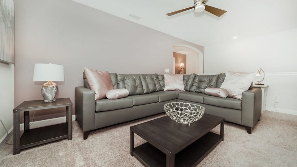 House, 5 Bedrooms | Living area