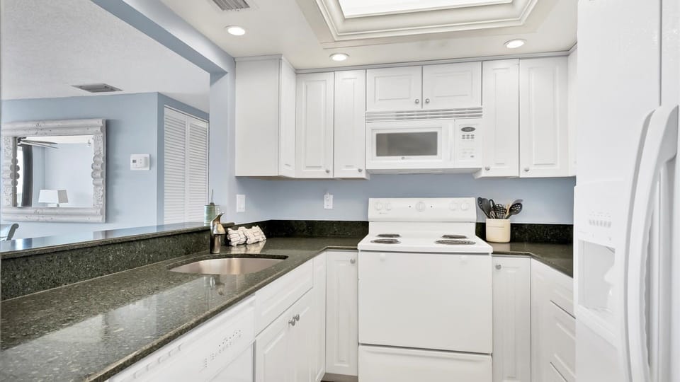 Condo, 2 Bedrooms | Private kitchen | Fridge, oven, coffee/tea maker, toaster