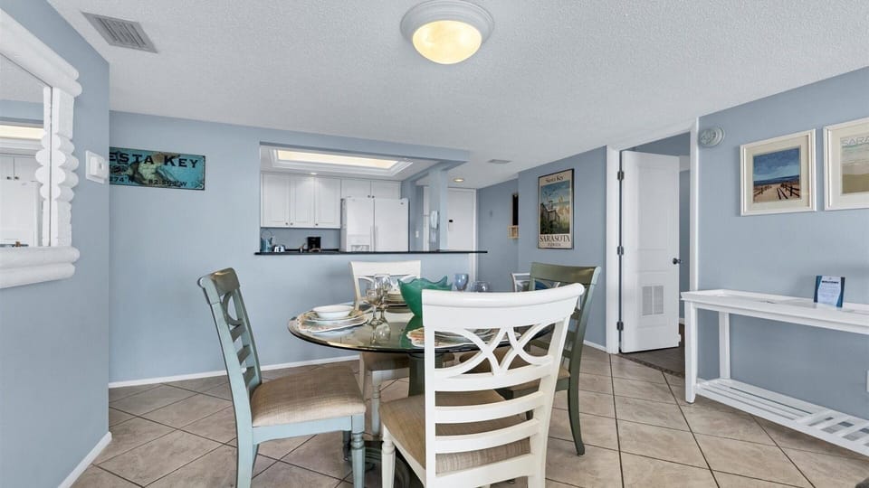 Condo, 2 Bedrooms | Dining