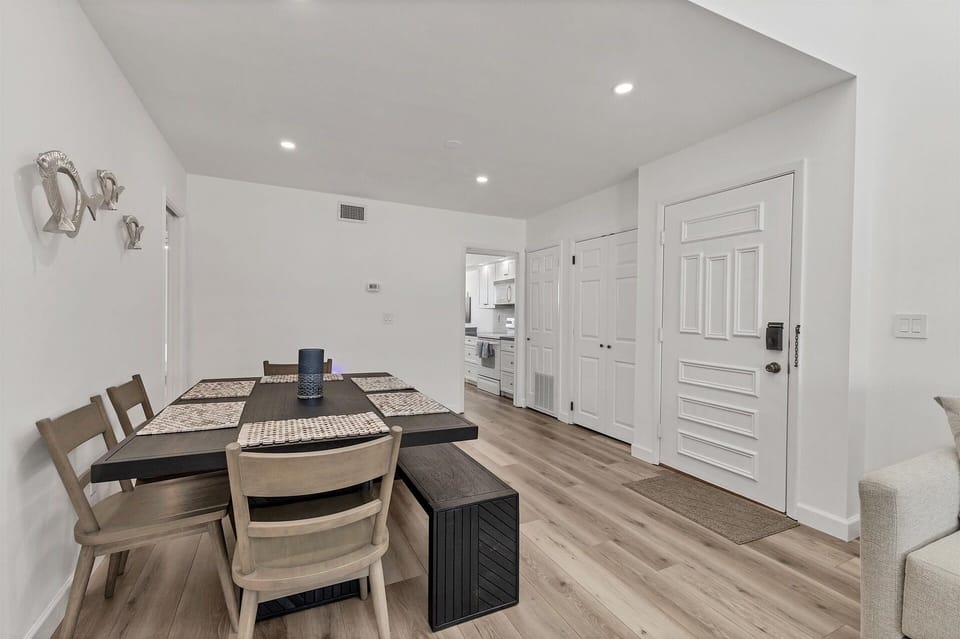 Condo, 2 Bedrooms | Dining