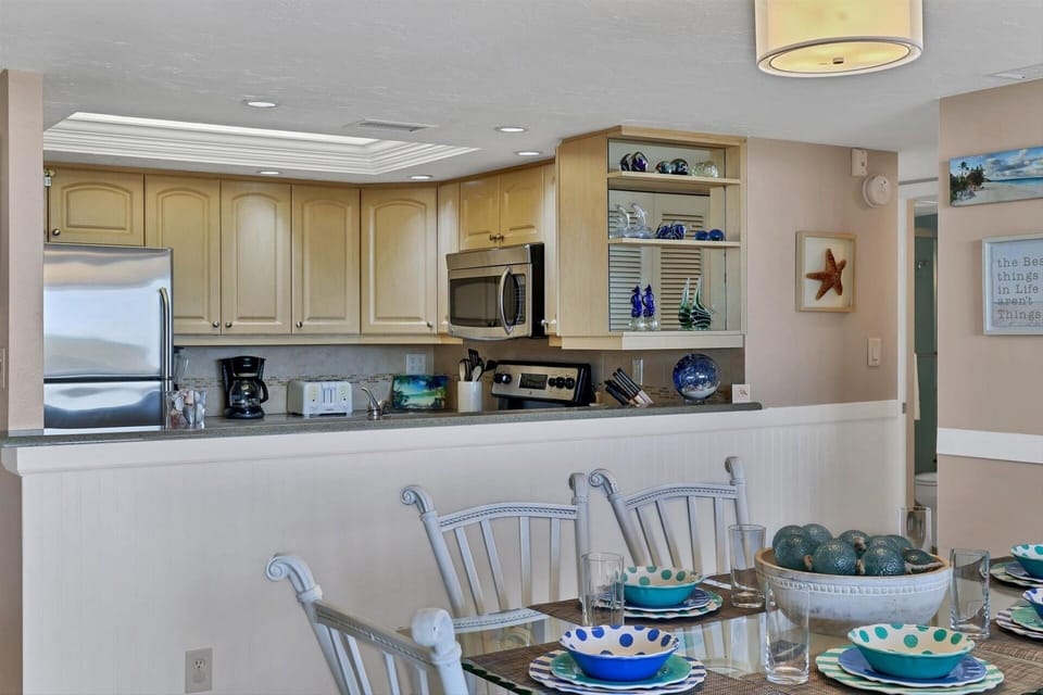Condo, 2 Bedrooms | Dining