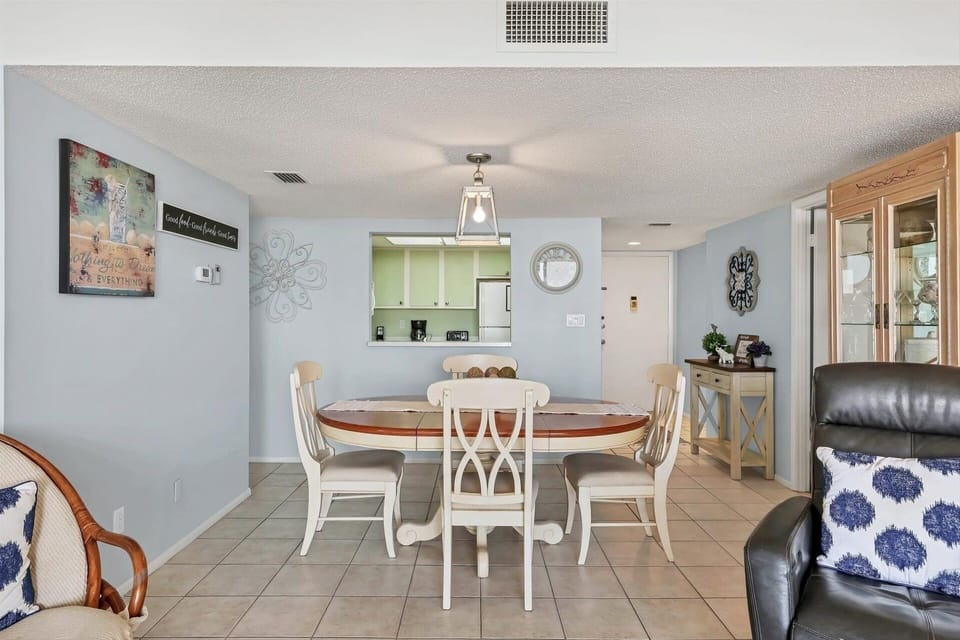 Condo, 2 Bedrooms | Dining