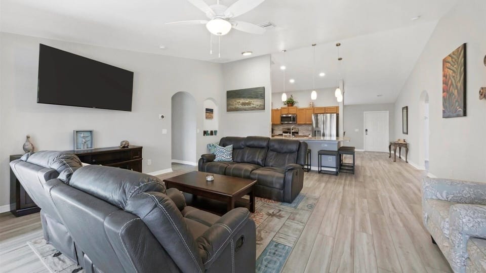 House, 4 Bedrooms | Living area