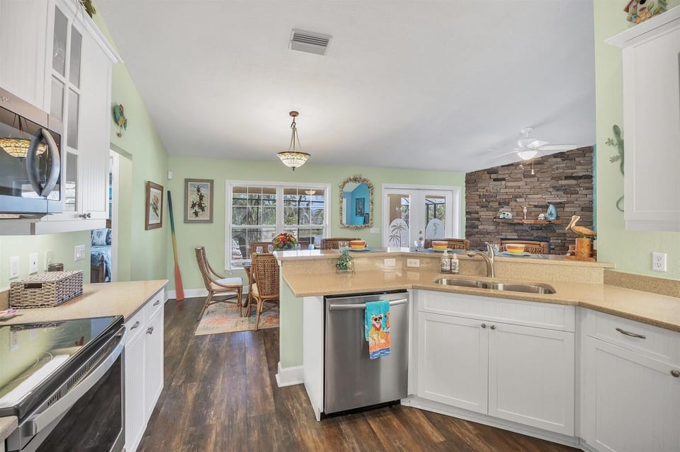 House, 3 Bedrooms | Private kitchen | Fridge, oven, coffee/tea maker, toaster