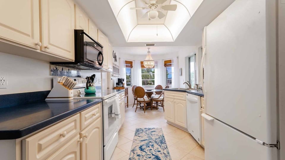 House, 2 Bedrooms | Private kitchen | Fridge, oven, coffee/tea maker, toaster