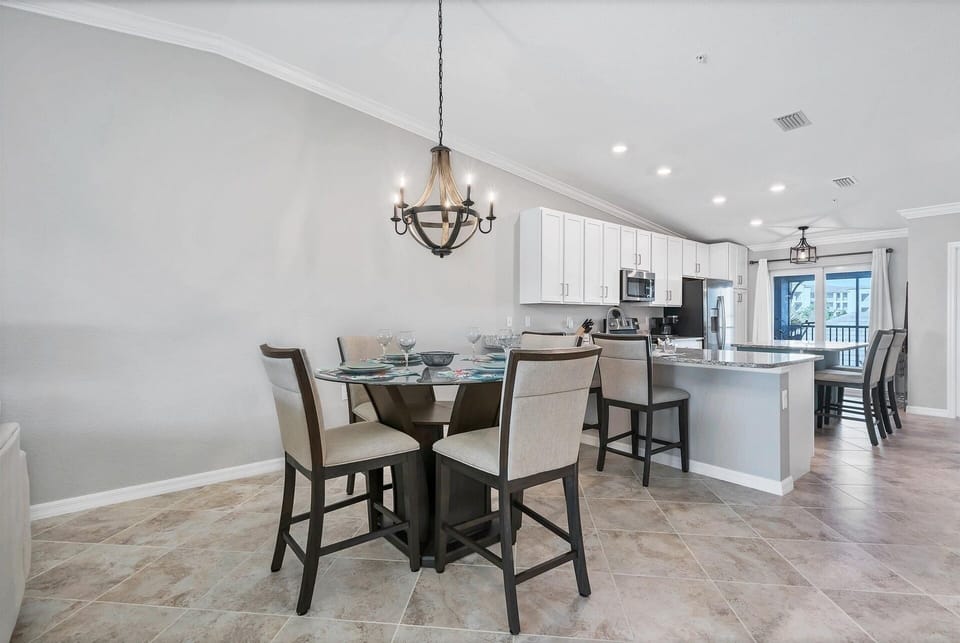 Condo, 2 Bedrooms | Dining