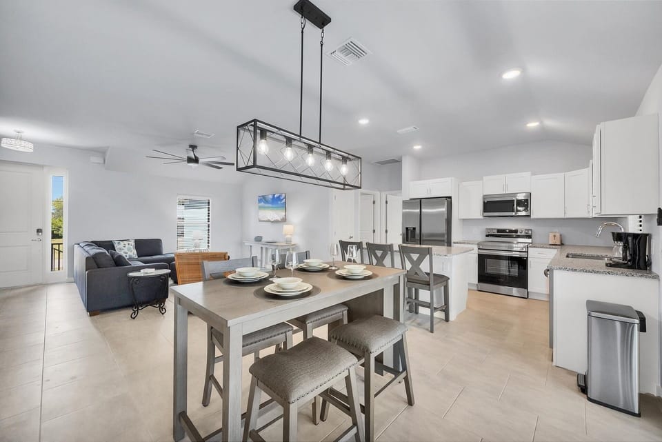 House, 4 Bedrooms | Private kitchen | Fridge, oven, coffee/tea maker, toaster