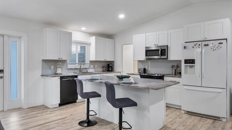 House, 3 Bedrooms | Private kitchen | Fridge, oven, coffee/tea maker, toaster