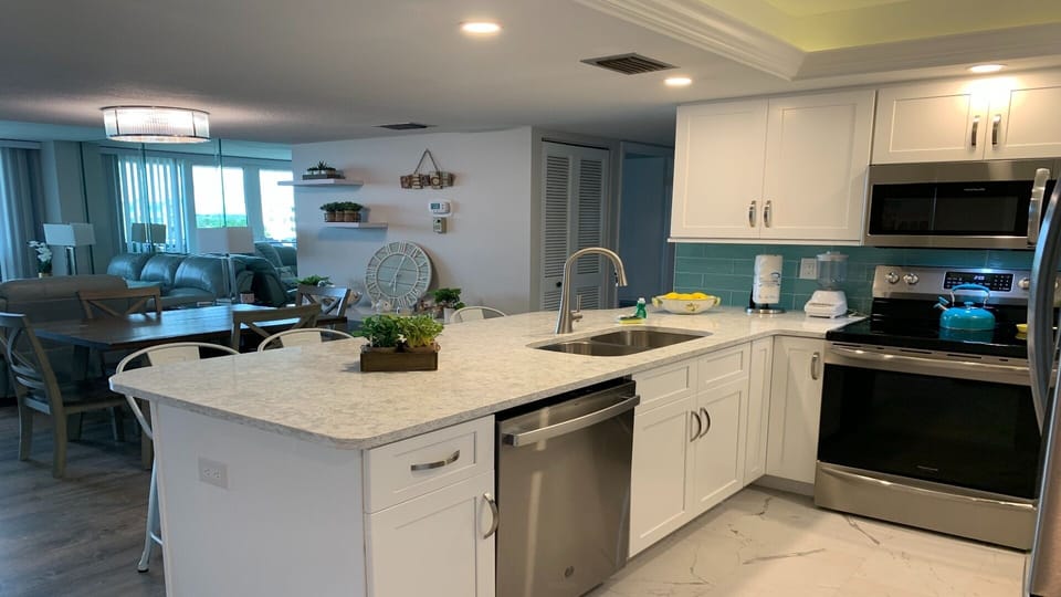 Condo, 2 Bedrooms | Private kitchen | Fridge, oven, coffee/tea maker, toaster