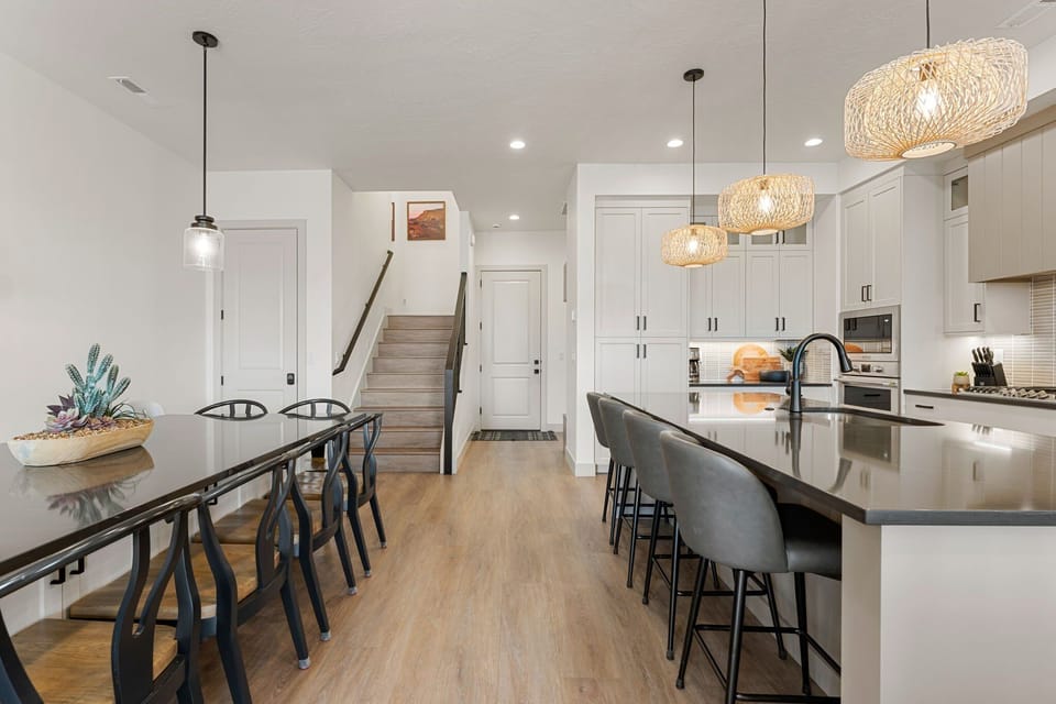 Townhome, 6 Bedrooms | Dining