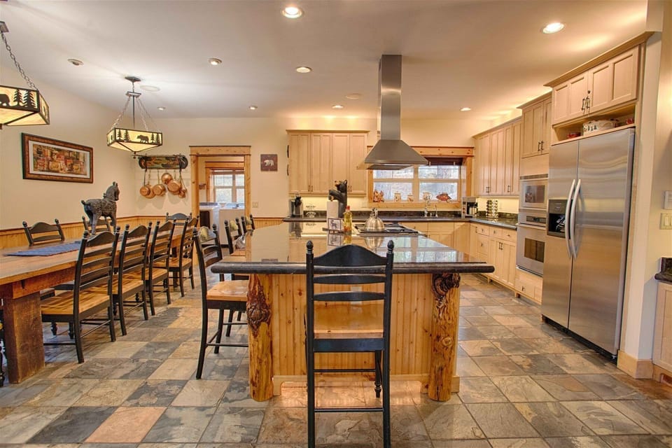 House, 5 Bedrooms | Dining