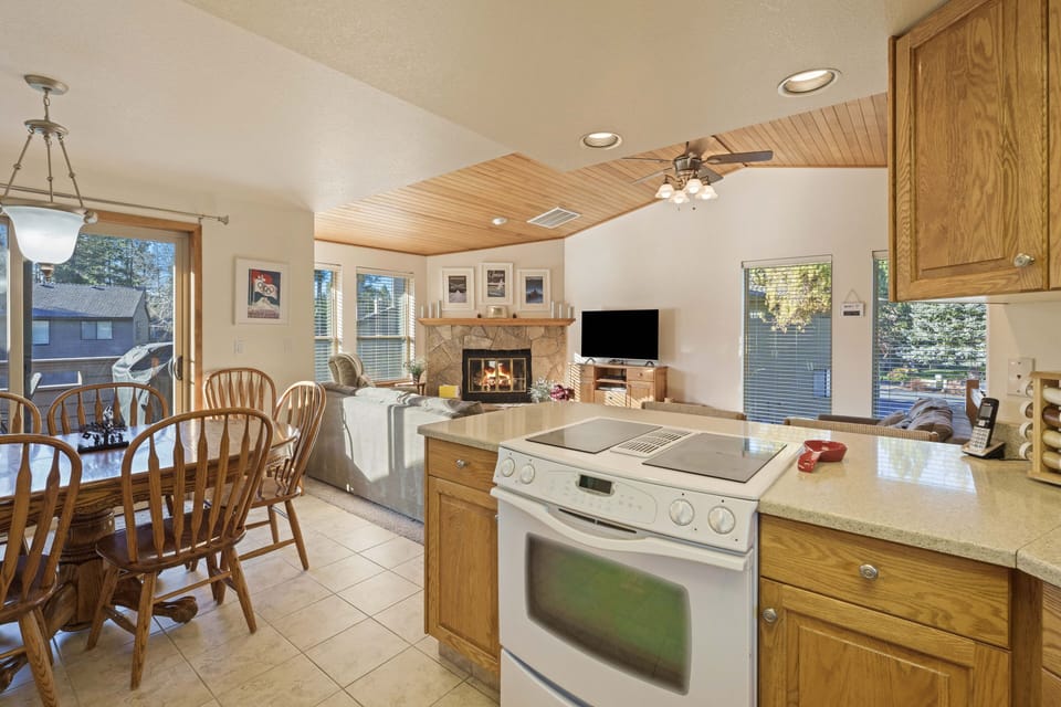 Condo, 3 Bedrooms | Private kitchen | Oven, coffee/tea maker, toaster