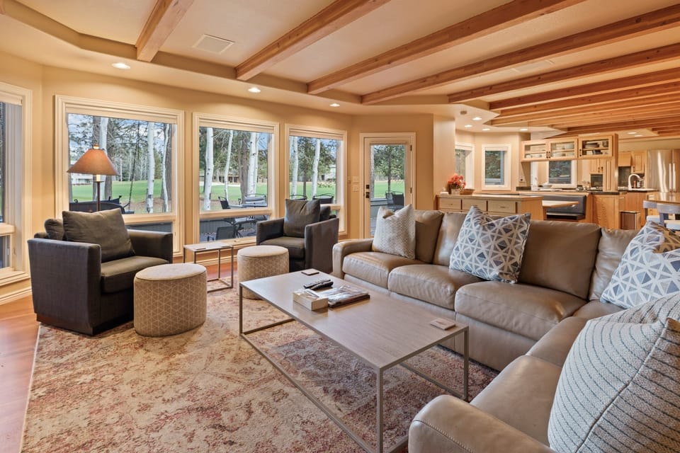 House, 5 Bedrooms | Living area