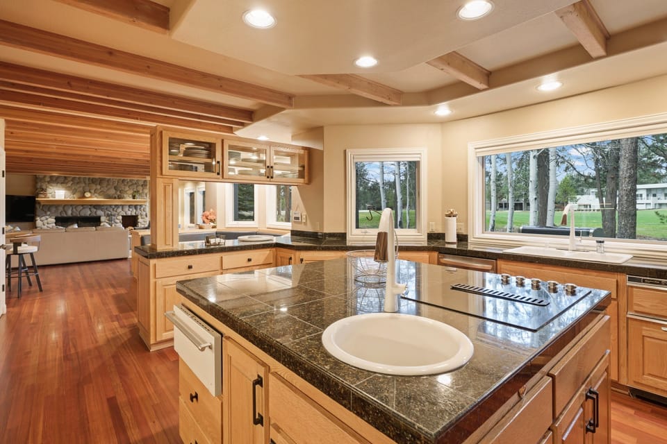 House, 5 Bedrooms | Private kitchen | Fridge, oven, coffee/tea maker