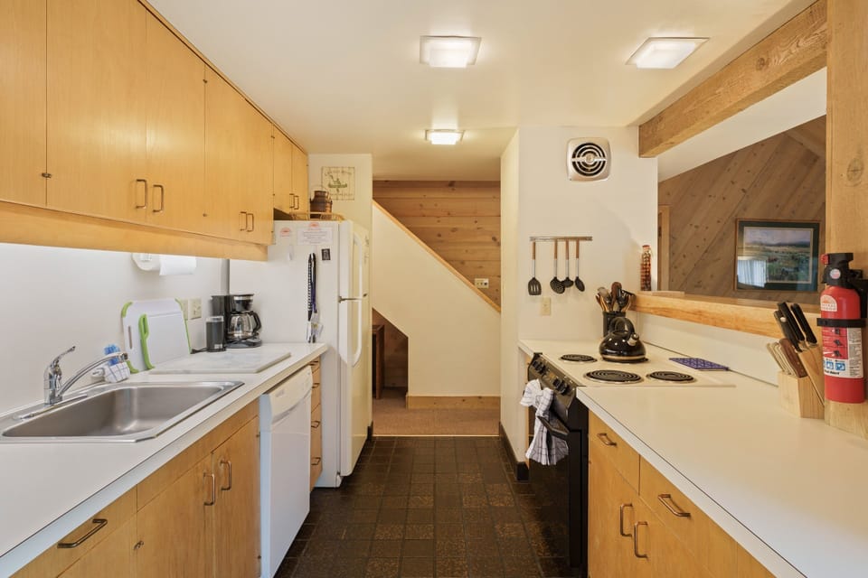 Condo, 2 Bedrooms | Private kitchen | Fridge, oven, coffee/tea maker