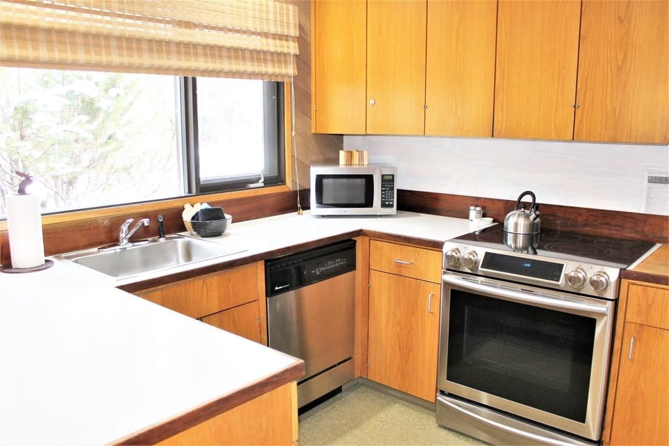House, 2 Bedrooms | Private kitchen | Fridge, oven, coffee/tea maker
