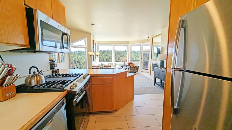 Condo, 1 Bedroom | Private kitchen | Fridge, oven, coffee/tea maker, toaster