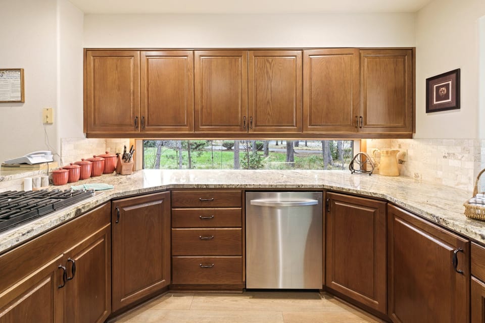 House, 4 Bedrooms | Private kitchen | Fridge, oven, coffee/tea maker, toaster