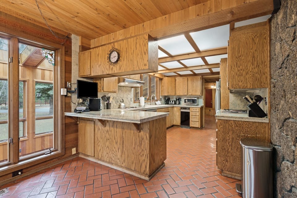 House, 4 Bedrooms | Private kitchen | Fridge, oven, coffee/tea maker