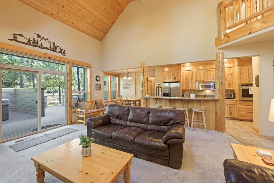 House, 5 Bedrooms | Living area