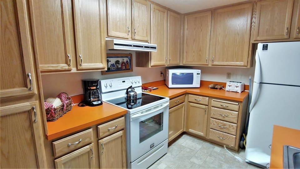 Apartment, 2 Bedrooms | Private kitchen | Fridge, oven, coffee/tea maker