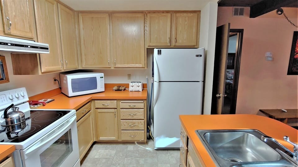 Apartment, 2 Bedrooms | Private kitchen | Fridge, oven, coffee/tea maker