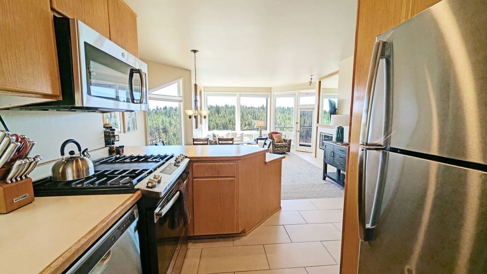Condo, 2 Bedrooms | Private kitchen | Fridge, oven, coffee/tea maker, toaster