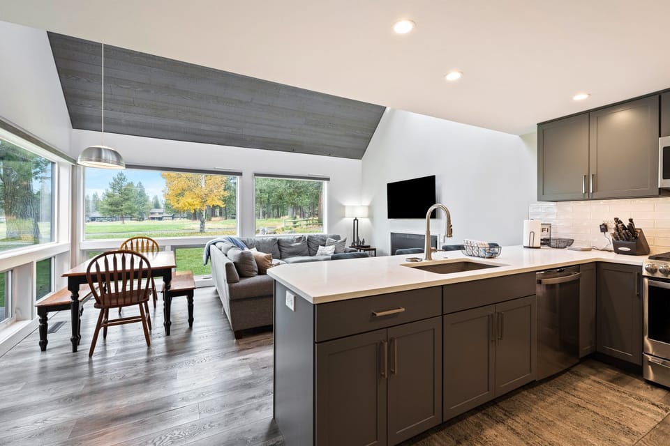 Townhome, 3 Bedrooms | Private kitchen | Fridge, oven, coffee/tea maker, toaster