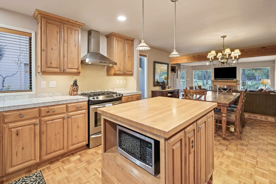 House, 5 Bedrooms | Private kitchen | Fridge, oven, coffee/tea maker, toaster