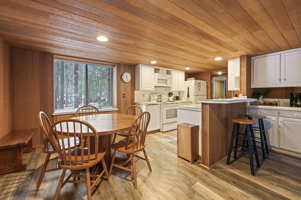 House, 4 Bedrooms | Private kitchen | Fridge, oven, coffee/tea maker, toaster