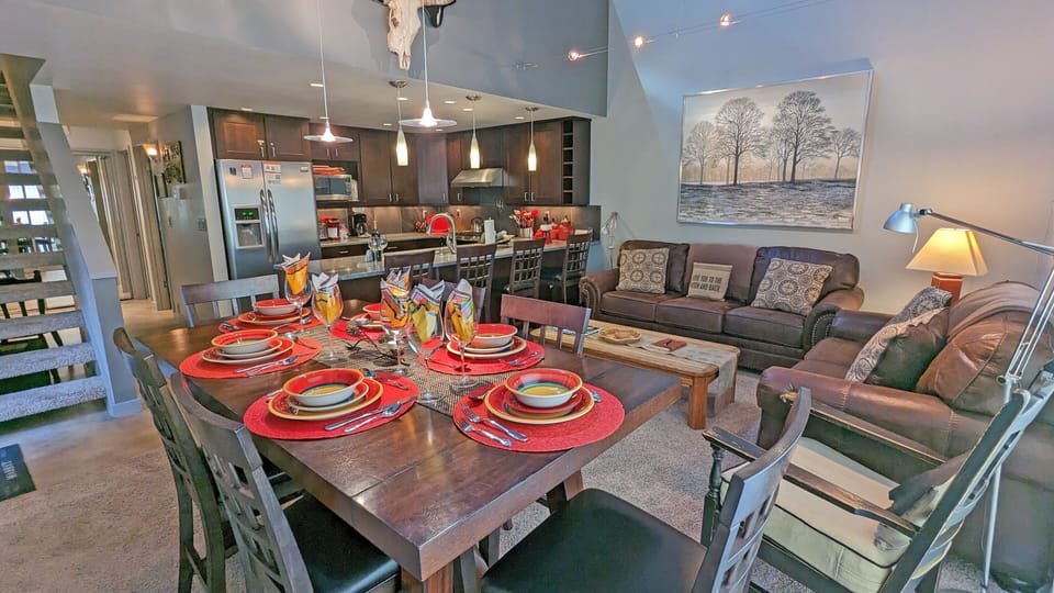Condo, 2 Bedrooms | Dining