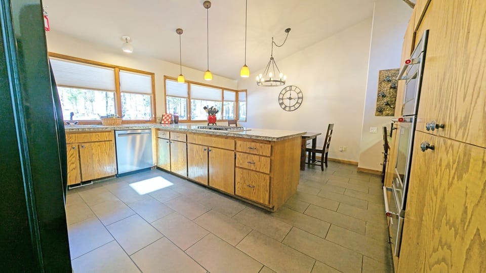 House, 4 Bedrooms | Private kitchen | Fridge, oven, coffee/tea maker, toaster