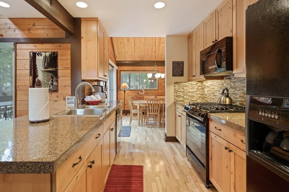 Cabin, 2 Bedrooms | Private kitchen | Fridge, oven, coffee/tea maker, toaster