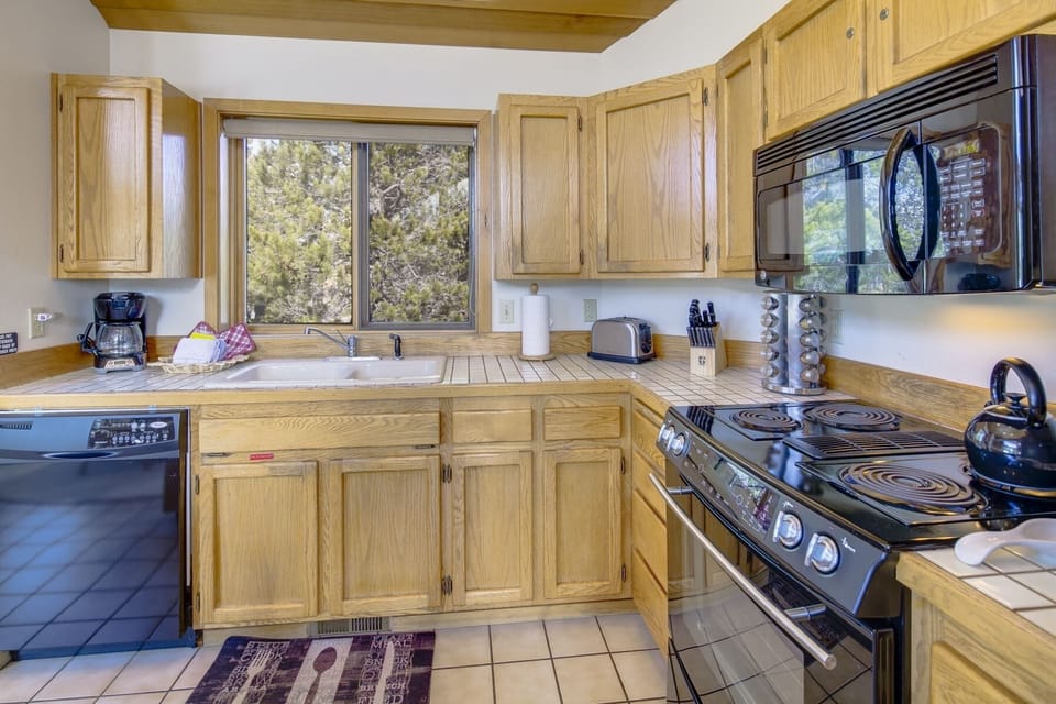 House, 3 Bedrooms | Private kitchen | Fridge, oven, coffee/tea maker