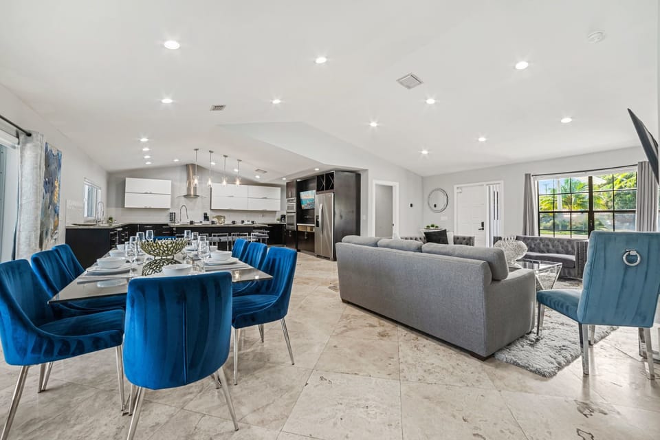 House (6 Bedrooms) | Interior