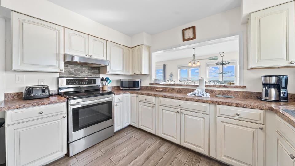 House, Multiple Beds (Obsession) | Private kitchen | Oven, toaster