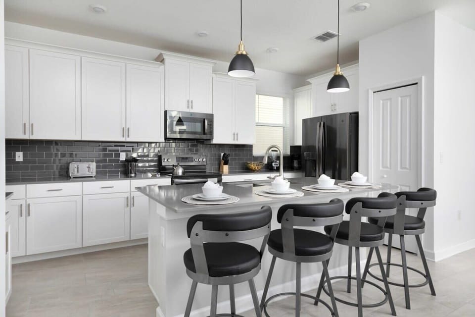House (5 Bedrooms) | Private kitchen | Microwave, oven, highchair, blender