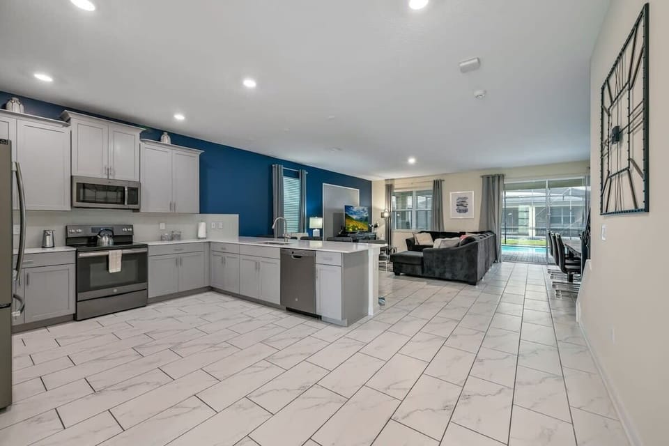 House (Multiple Bedrooms) | Private kitchen | Microwave, oven, highchair, blender