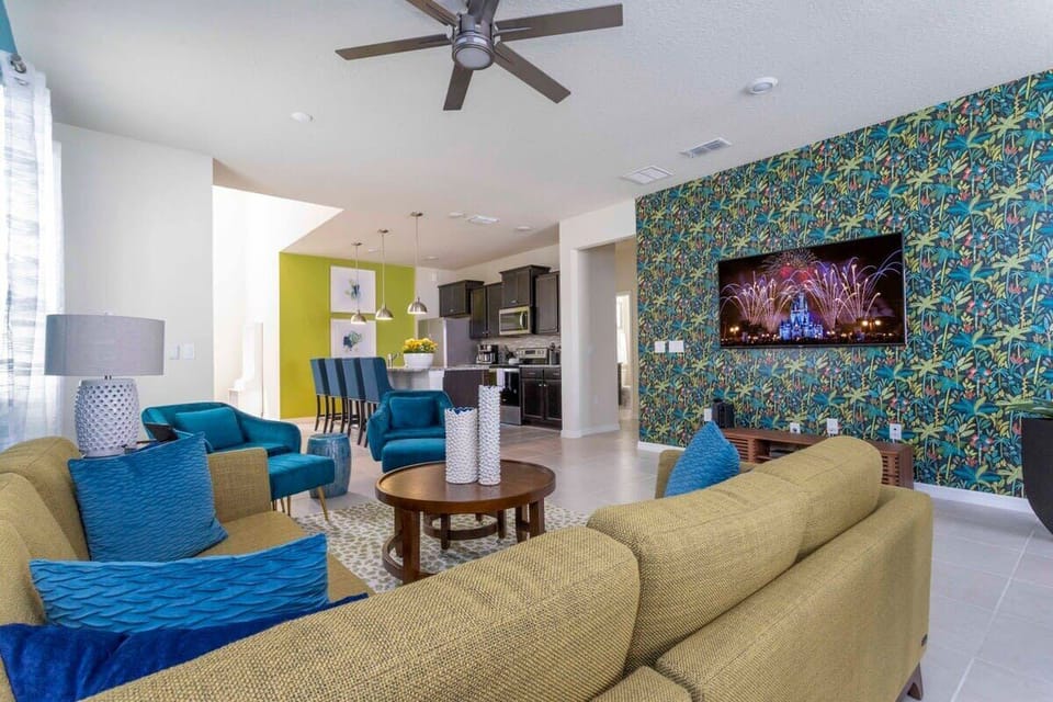 House (6 Bedrooms) | Living area | 50-inch Smart TV with cable channels